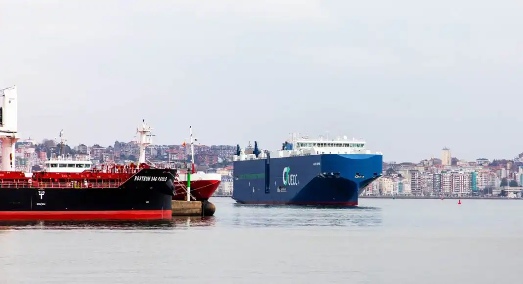 santander-tres-barcos El puerto de Santander se encamina a otro año de récord