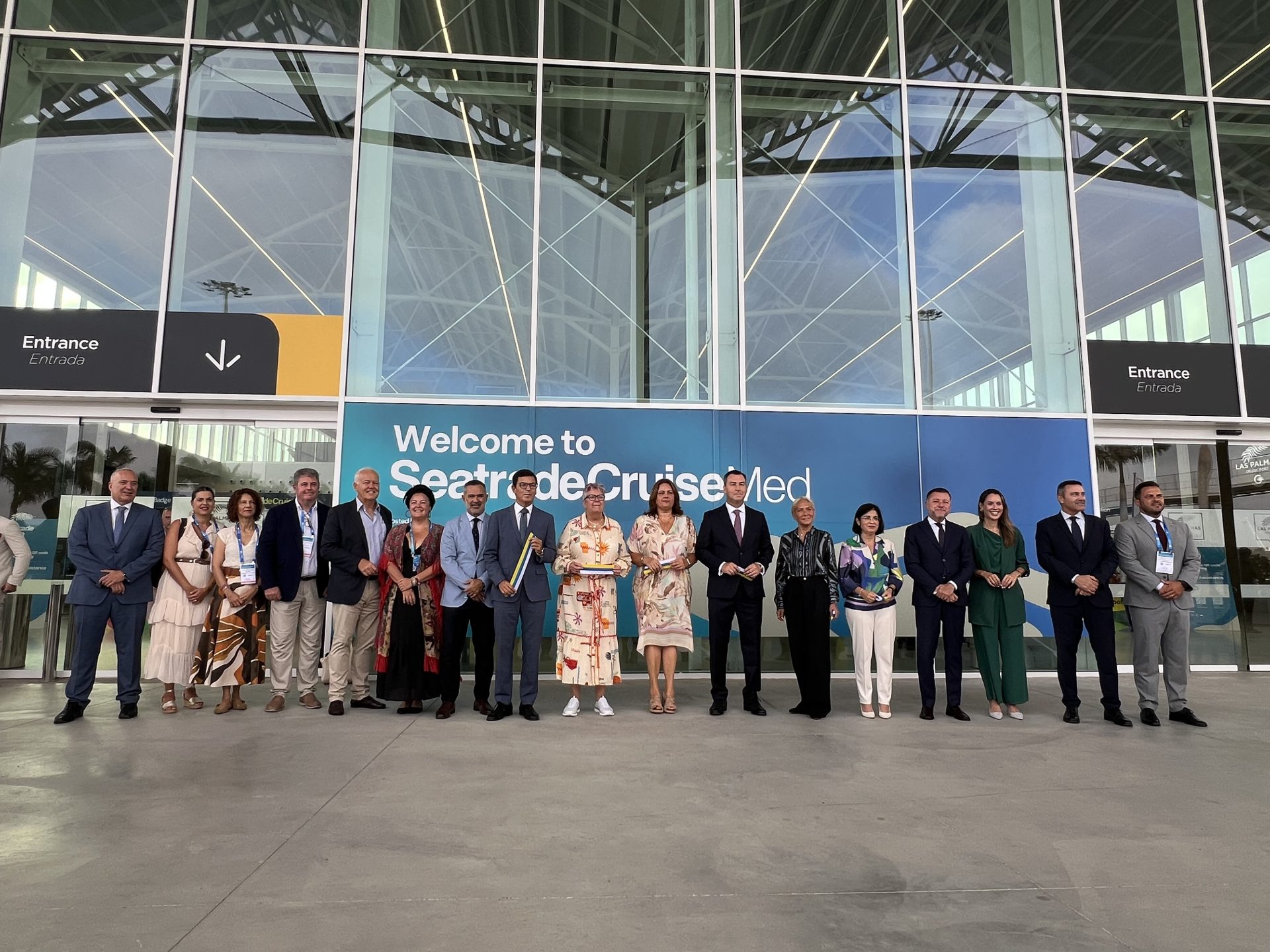 Representantes institucionales y del sector cruceros tras el corte de cinta inaugural de Seatrade Cruise Med 2026