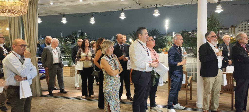 Asistentes a la celebración del 20 aniversario de Blinter Cargo en un restaurante de la Barceloneta, en Barcelona.