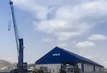 Almacén portuario de BERGÉ equipado con grúa para la manipulación de mercancías.