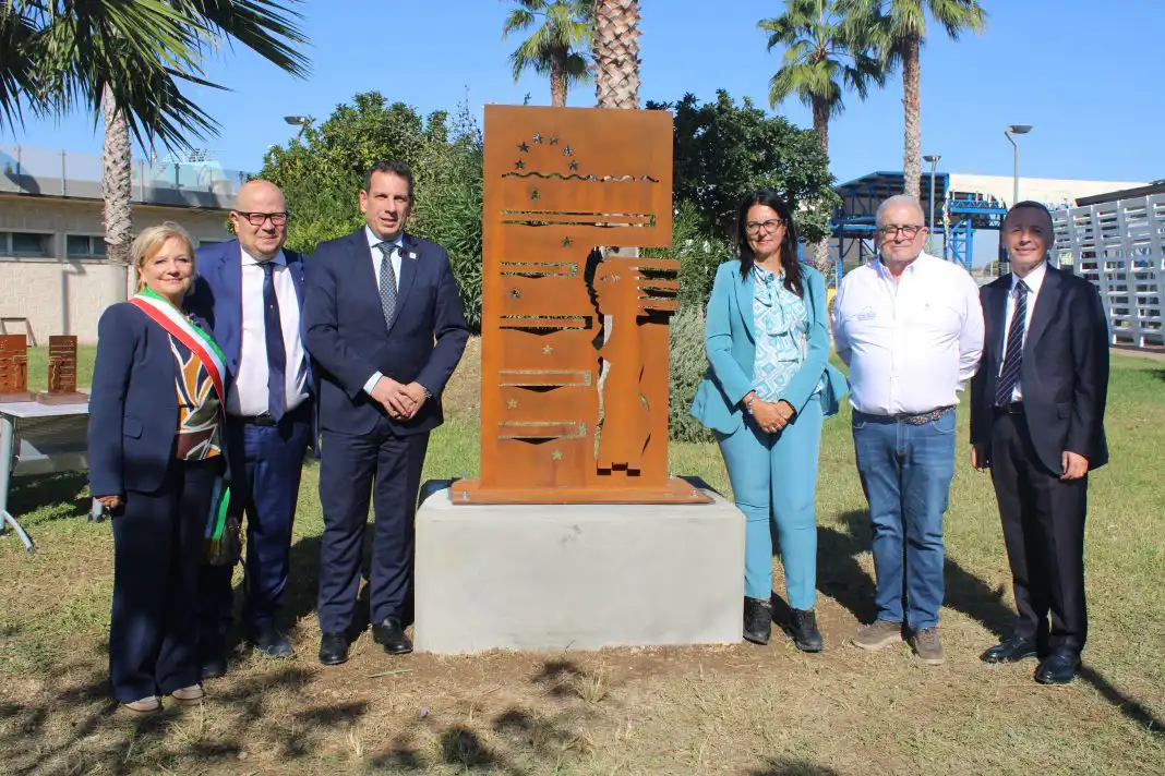 puerto de civitavecchia uno Los seis y la estatua
