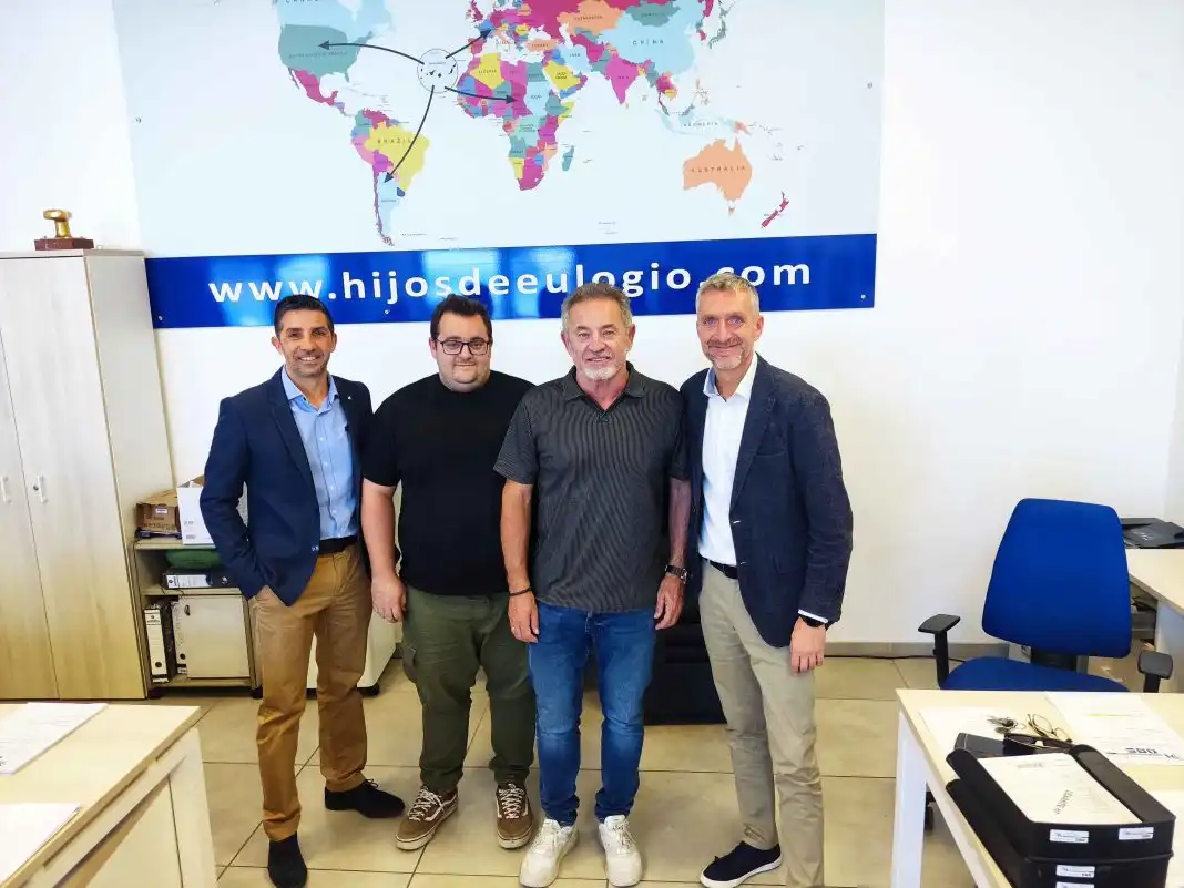 Representantes de Visual Trans e Hijos de Eulogio durante un encuentro para impulsar la digitalización aduanera de la empresa canaria.