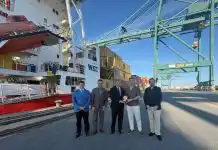 WEC Lines presenta su conexión desde Huelva con el Norte de Europa Representantes del Puerto de Huelva y WEC Lines durante la entrega de una metopa conmemorativa junto al buque portacontenedores.